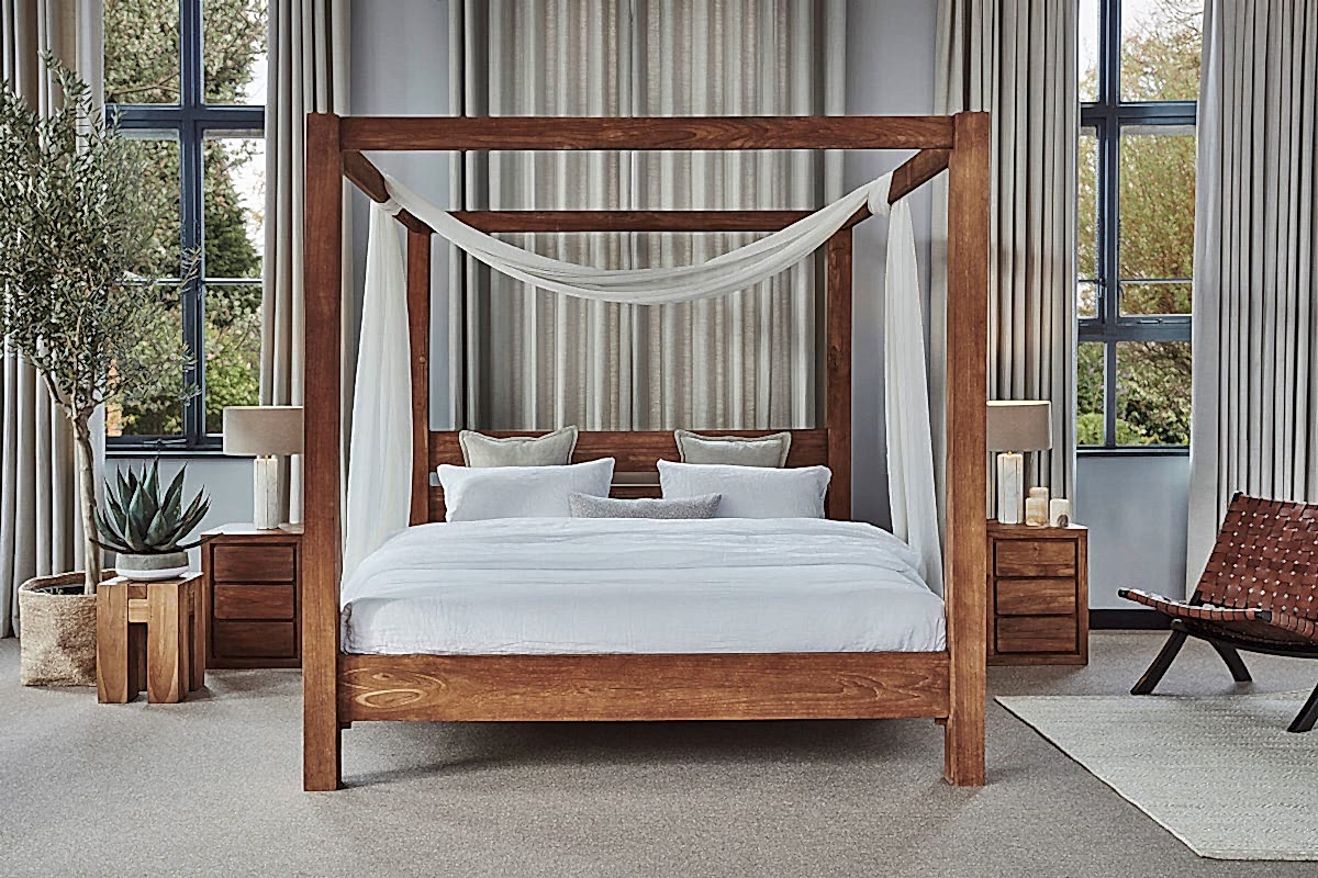 A spotlight on the four poster bed... And how to dress your bed